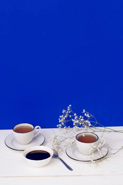 Dos Tazas Pekmez Sobre Una Mesa Madera Blanca Fondo Azul — Foto de Stock