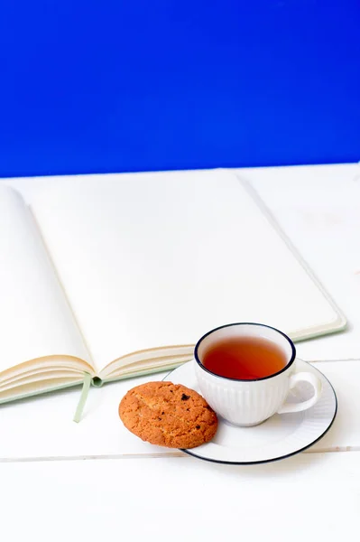 Una Taza Cuaderno Galletas Avena Snack Mientras Estudias Educación Tareas — Foto de Stock