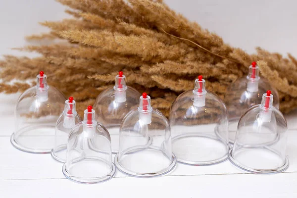 Hijama kavanozları ve beyaz ahşap arka planda pompalar. Kan alma. Sunnah tedavisi. İslam. Mısır Kulakları.