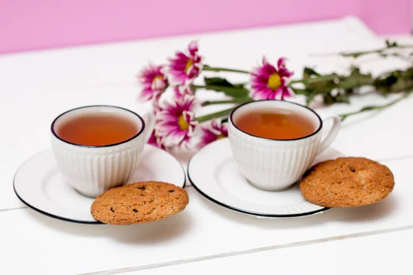 Deux Tasses Biscuits Thé Avoine Des Chrysanthèmes Roses Petit Déjeuner — Photo