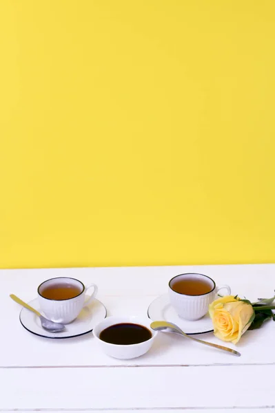 Duas Xícaras Chá Pecmez Uma Mesa Madeira Branca Fundo Amarelo — Fotografia de Stock