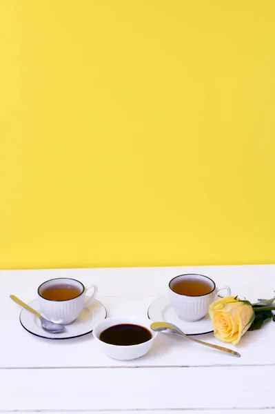 Deux Tasses Thé Pecmez Sur Une Table Bois Blanc Fond — Photo