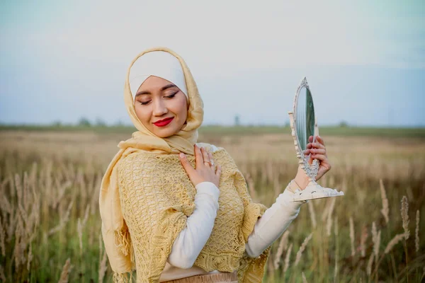 Müslüman Bir Kadın Sahada Duruyor Elinde Bir Ayna Tutuyor Bej — Stok fotoğraf