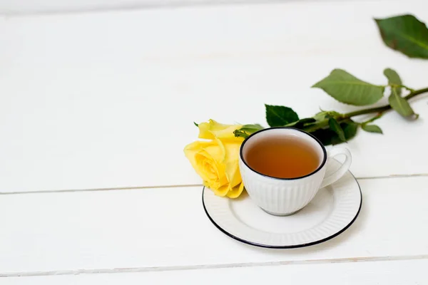 Une Tasse Thé Une Rose Jaune Sur Fond Bois Blanc — Photo