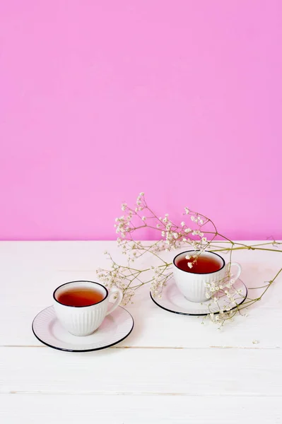 Duas Xícaras Chá Uma Mesa Madeira Branca Fundo Rosa Pequeno — Fotografia de Stock