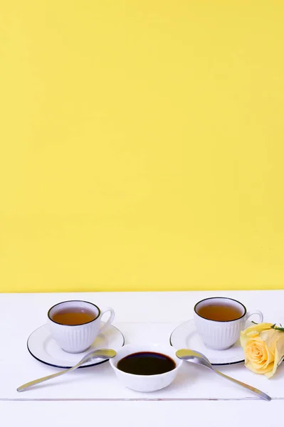 Deux Tasses Thé Pecmez Sur Une Table Bois Blanc Fond — Photo