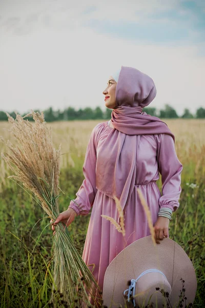 Muslim Woman Pink Hijab Field Wheat Straw Hat — Stock Photo, Image