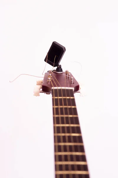 吉他调谐器 白色背景上的木制吉他 吉他调音 — 图库照片