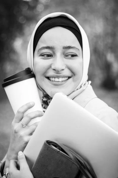 Een Moslimvrouw Een Hijab Een Beige Regenjas Staat Met Een — Stockfoto