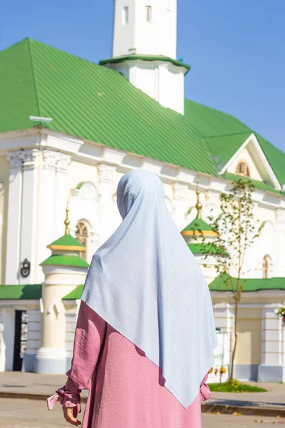 Moslimvrouw Roze Jurk Achtergrond Van Moskee Blauwe Sjaal — Stockfoto