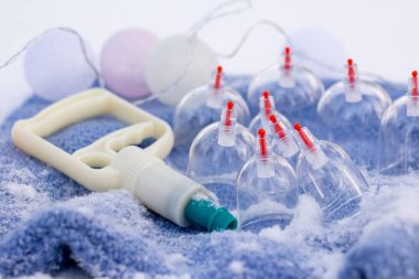 Ormandaki karda örülmüş mavi bir ekose üzerinde hijama için kavanozlar. Süpürge terapisi. Sunnah 'a göre kan alma. Çin ilacı..