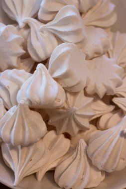 Krema arkaplanı. Küçük beyaz kremalı pastalar. Lezzetli Tatlılar