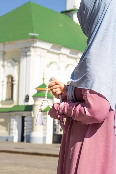 Een Moslimvrouw Een Roze Jurk Houdt Een Moslimrozenkrans Achtergrond Van — Stockfoto