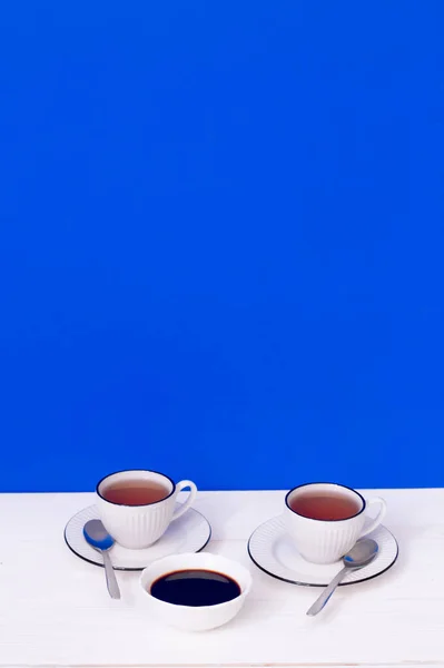 Deux Tasses Thé Pekmez Sur Une Table Bois Blanc Fond — Photo