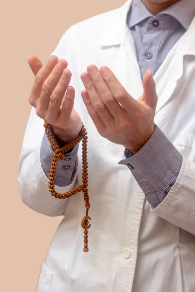 Beyaz Cüppeli Genç Bir Adam Ellerini Kaldırdı Müslüman Bir Tespihle — Stok fotoğraf