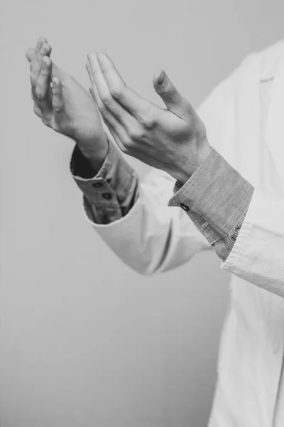 Один Молодий Чоловік Білому Медичному Пальто Підняв Руки Помолився Медичні — стокове фото