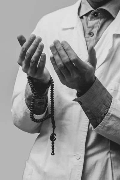 Egy Fehér Köpenyes Fiatalember Felemelte Kezét Egy Muszlim Rózsafüzérrel Imádkozott — Stock Fotó