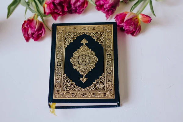 Święty Koran Białym Tle Kwiatami Tulipany Ramadan Hatm Koranu Czytam — Zdjęcie stockowe