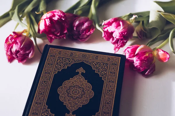 Svatý Korán Bílém Pozadí Květinami Tulipány Ramadán Hatm Koránu Čtu — Stock fotografie