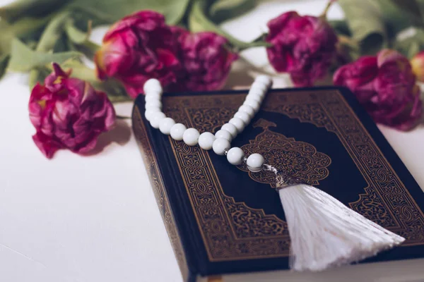 Święty Koran Różaniec Białym Tle Kwiatami Tulipany Ramadan Hatm Koranu — Zdjęcie stockowe