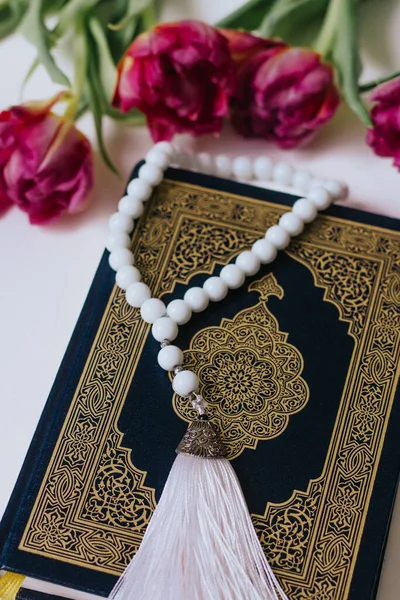 Ιερό Κοράνι Και Κομπολόι Λευκό Φόντο Λουλούδια Τουλίπες Ραμαζάνι Χατμ — Φωτογραφία Αρχείου