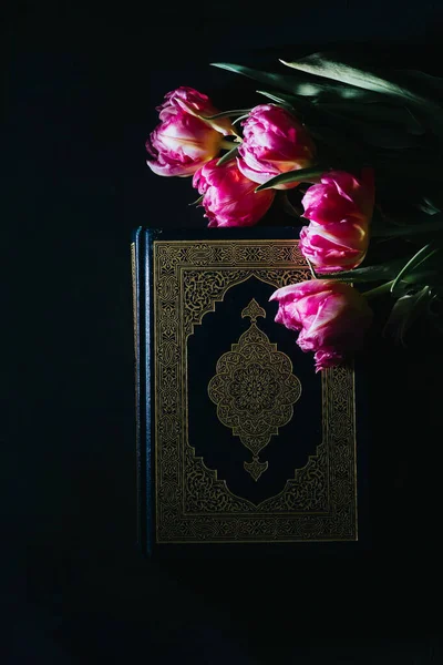 Ιερό Κοράνι Μαύρο Φόντο Ροζ Τουλίπες Δυνατό Φως Τον Μήνα — Φωτογραφία Αρχείου