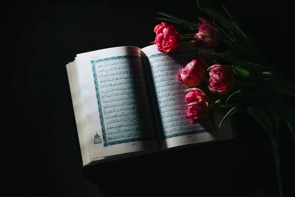 Kazań Rosja Marca 2021 Święty Koran Czarnym Tle Kwiatami Tulipany — Zdjęcie stockowe