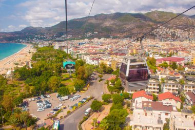 Alanya, Türkiye - 10 Ekim 2020. Alanya plajı, Türkiye. Manzara ve yükseklik, üst manzara. Yazın mavi deniz. Türkiye 'de tatil. Kleopatra plajı. Temeller