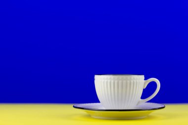 Sarı ve mavi arkaplanda beyaz çay