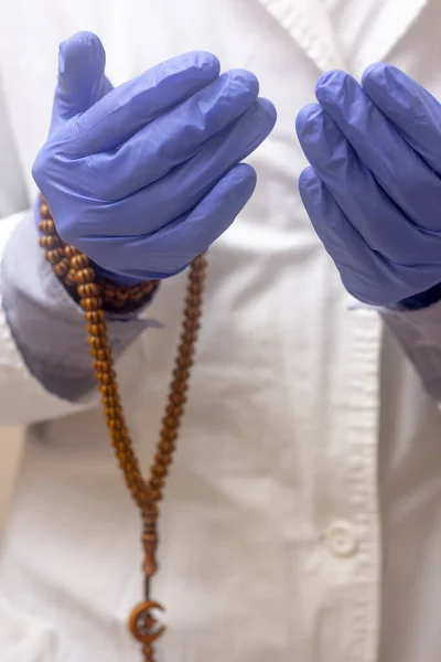 흰옷을 젊은이 가손을 이슬람 기도를 하였다 의료용 모슬렘 듀아를만든다 — 스톡 사진