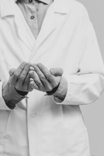 Beyaz Paltolu Genç Bir Adam Ellerini Kaldırdı Dua Etti Tıbbi — Stok fotoğraf
