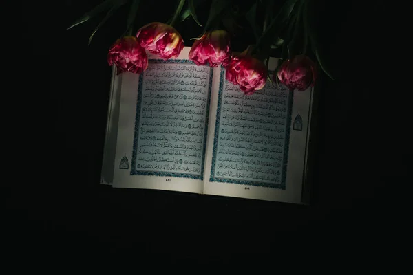 Καζάν Ρωσία Μαρτίου 2021 Ιερό Κοράνι Μαύρο Φόντο Λουλούδια Τουλίπες — Φωτογραφία Αρχείου