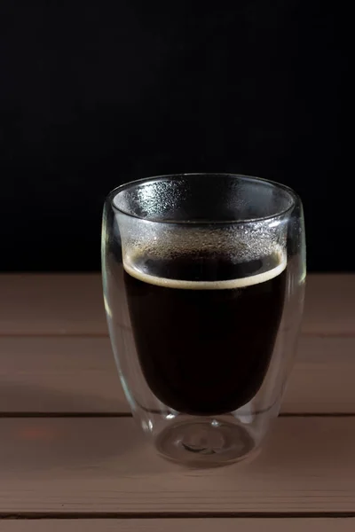 Schwarzer Kaffee Glasschale Mit Doppelten Wänden Holztisch Und Schwarzer Hintergrund — Stockfoto