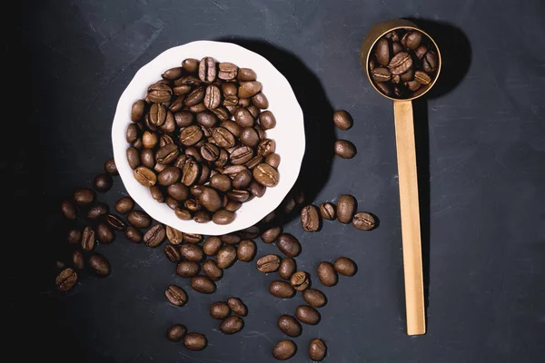 Grains Café Dans Une Assiette Blanche Sur Fond Noir Cuillère — Photo