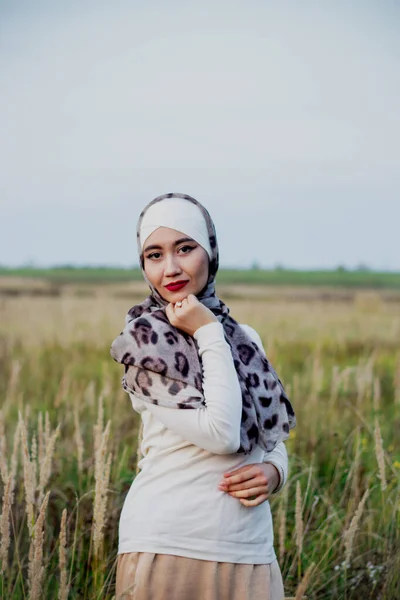 Mujer Musulmana Hiyab Campo Bufanda Leopardo —  Fotos de Stock