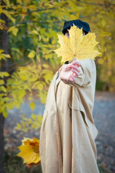 베이지 코트를 히잡에 이슬람 잎으로 — 스톡 사진