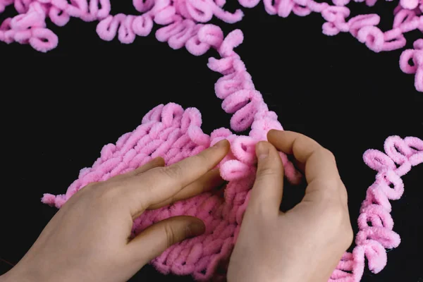 Pink Yarn Knitting Your Fingers Alize Yarn Black Background Heart — Stock Photo, Image