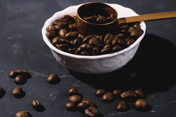 Grains Café Dans Une Assiette Blanche Sur Fond Noir Cuillère — Photo