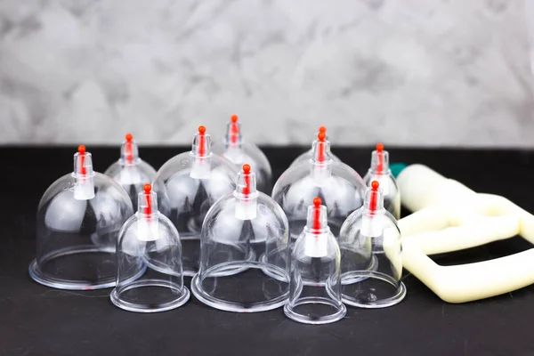 Hijama kavanozları ve siyah bir arka plan pompalamak. Kan alma, geleneksel Çin Tıbbı, Sunnah Şifa.