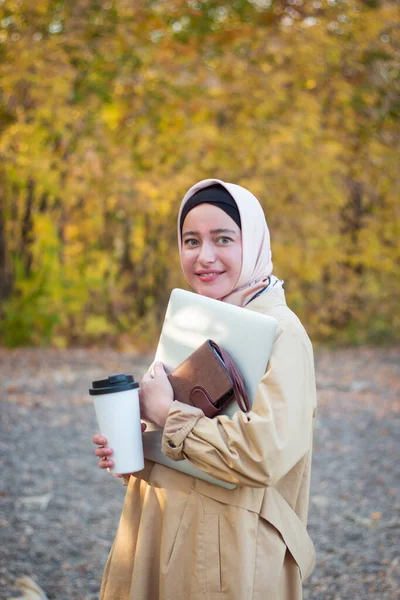 Een Moslimvrouw Een Hijab Een Beige Regenjas Staat Met Een — Stockfoto