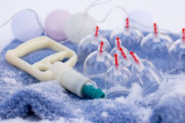 Ormandaki karda örülmüş mavi bir ekose üzerinde hijama için kavanozlar. Süpürge terapisi. Sunnah 'a göre kan alma. Çin ilacı..