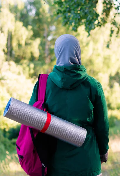 Een Moslimvrouw Een Groen Jasje Een Blauwe Hijab Met Een — Stockfoto