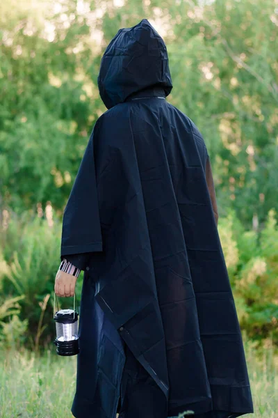 Woman Чорному Плащі Світлодіодною Лампою Лісі — стокове фото