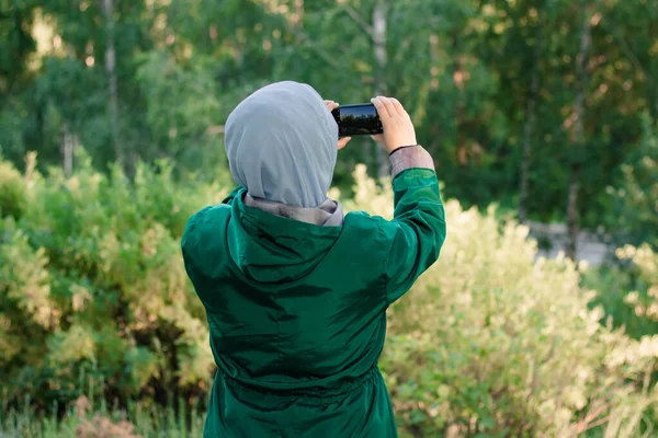 Una Mujer Musulmana Hiyab Azul Toma Fotos Naturaleza Bosque — Foto de Stock