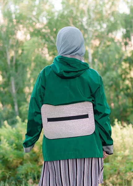 Moslim Vrouw Groene Jas Toeristisch Zitkussen Het Bos — Stockfoto