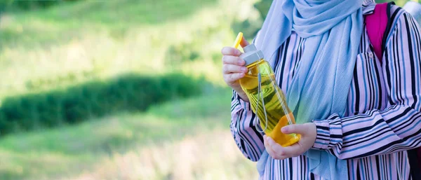 Moslim Vrouw Met Rugzak Wandelmat Het Bos Met Een Gele — Stockfoto