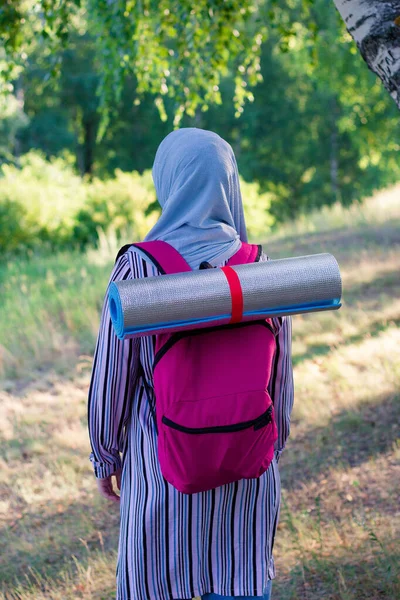 森の中のバックパックとハイキングマットを持つイスラム教徒の女性 森の中でハイキング 旅行だ ピンクバックパック — ストック写真