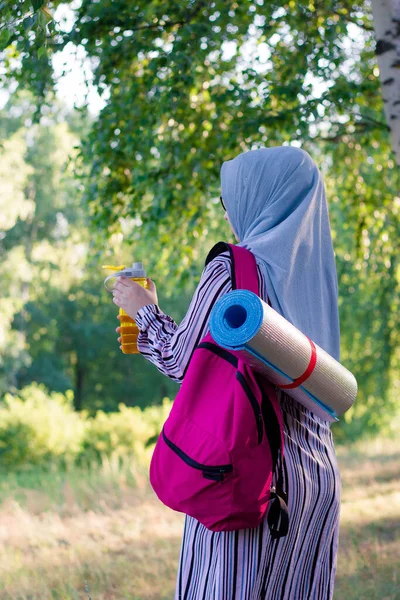 Moslim Vrouw Met Rugzak Wandelmat Het Bos Met Een Gele — Stockfoto