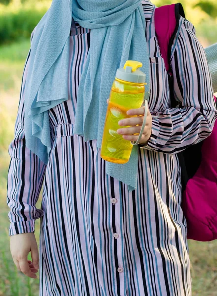 Moslim Vrouw Met Rugzak Wandelmat Het Bos Met Een Gele — Stockfoto