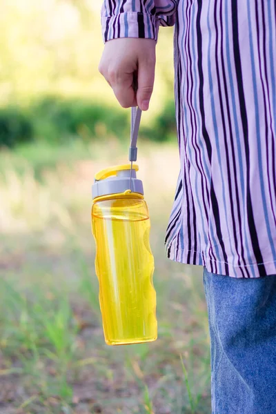 Mujer Musulmana Con Mochila Alfombra Senderismo Bosque Con Una Botella — Foto de Stock